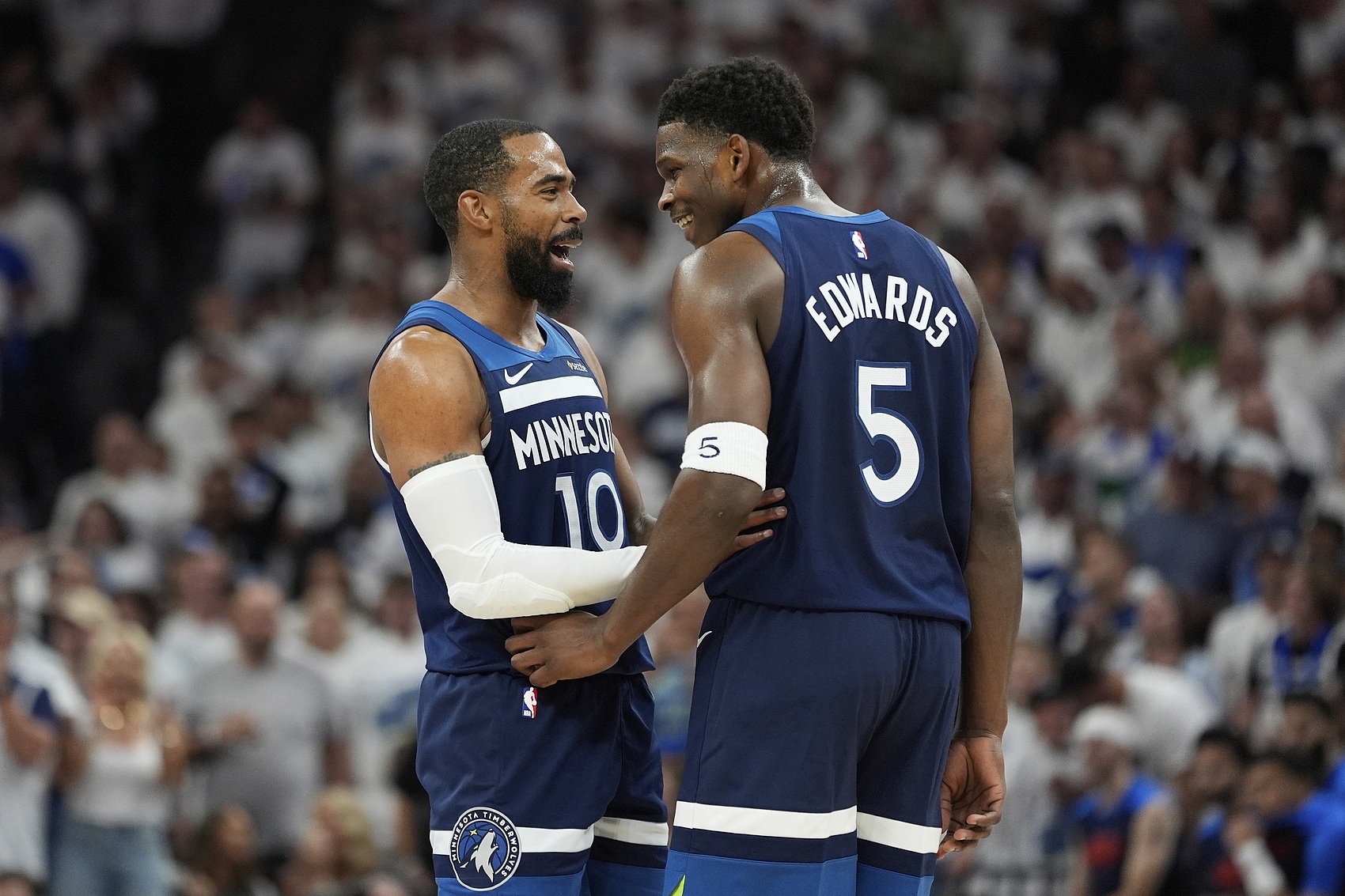 九游体育登陆入口-爱德华兹：听说康利还能回来&amp;我真的希望这能发生 我们想要他回来