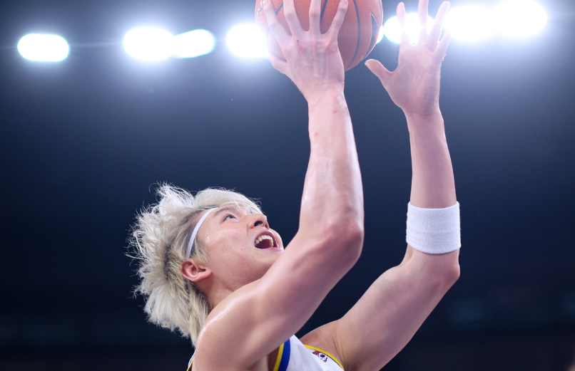 九游体育官网-上海丢扳平三分遭浙江逆转终结4连胜 王哲林14+7张镇麟仅5分