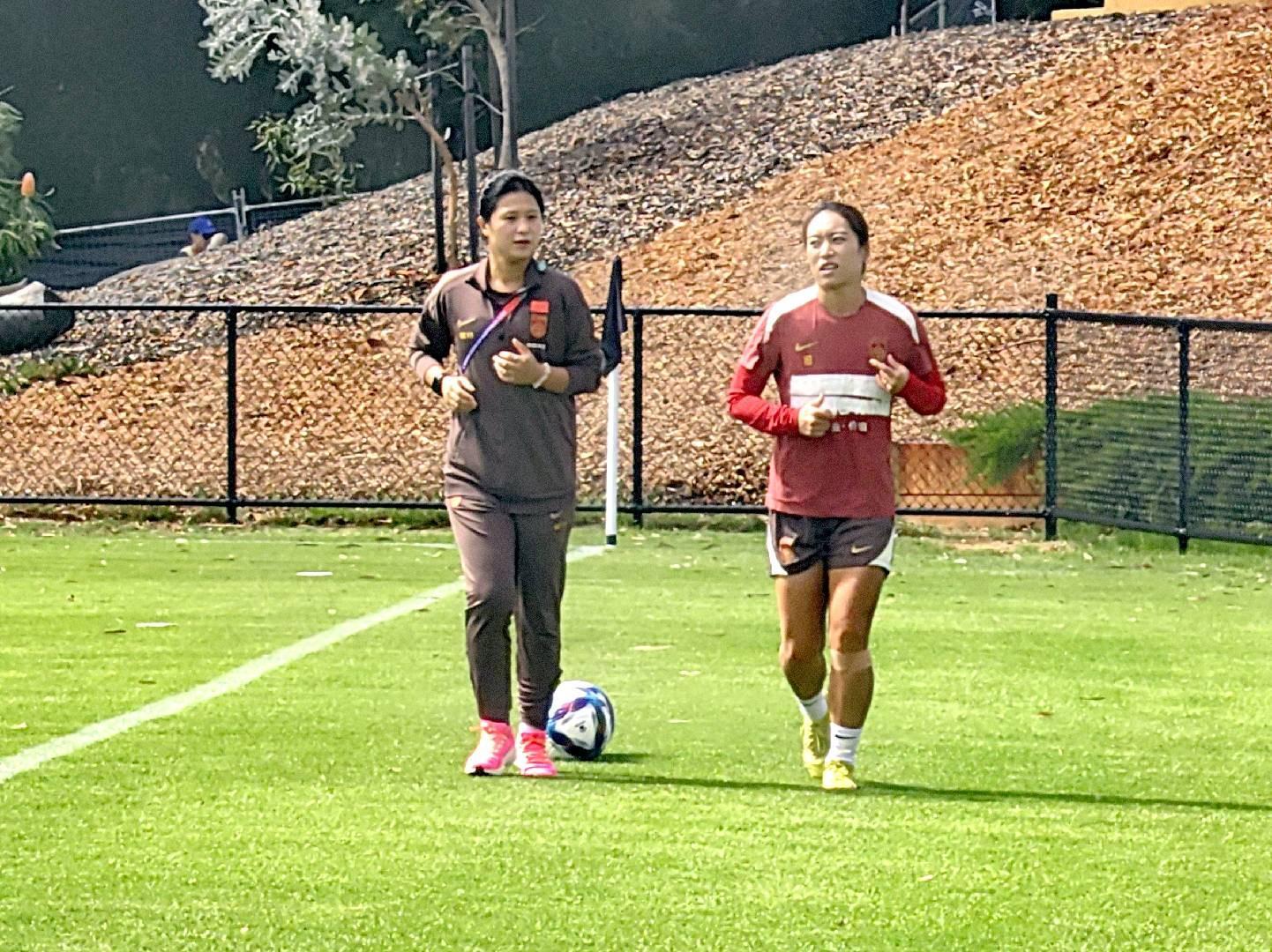 九游体育登陆入口-中国女足在珀斯首次训练,唐佳丽单独训练,陈巧珠缺席