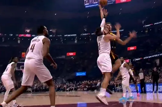 九游体育-丹尼尔斯跳步抛投打进,老鹰打出一波17-8追平骑士